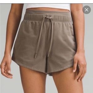 Lululemon  inner glow hr short
